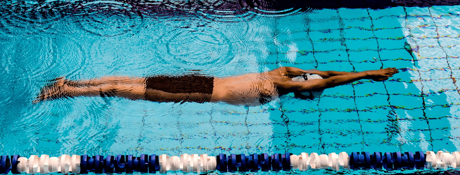 Hvordan rygcrawl-træning kan skærpe dit fokus – i vandet og udenfor